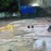 Pareja de motociclista cae a una de las zanjas abiertas por contratistas en las vías de San Andrés como parte de las obras de pavimentación, cubierta por el agua lluvia 