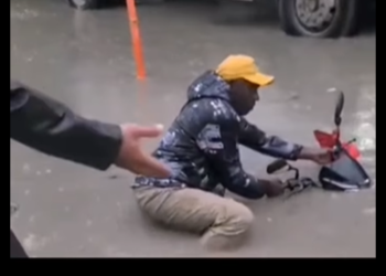 Otro motociclista cae a obra pluvial destapada en zona de bodegas del aeropuerto, la cual esta abandonada y sin avances por contratista de Aremca y el departamento. Tercer caso que se presenta en ese lugar 