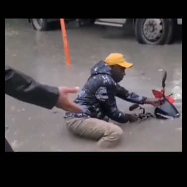 Otro motociclista cae a obra pluvial destapada en zona de bodegas del aeropuerto, la cual esta abandonada y sin avances por contratista de Aremca y el departamento. Tercer caso que se presenta en ese lugar 