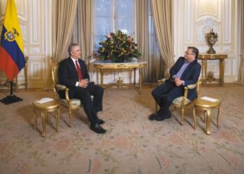 Petro acusó a Duque de dictador peor que maduro y el expresidente le recordó su pasado guerrillero e ideas revolucionarias.