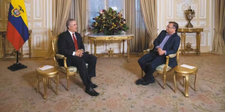 Petro acusó a Duque de dictador peor que maduro y el expresidente le recordó su pasado guerrillero e ideas revolucionarias.