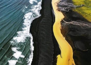 Maravilloso lugar de Islandia tiene playa negra, rio amarillo, laguna azul y campo verde 