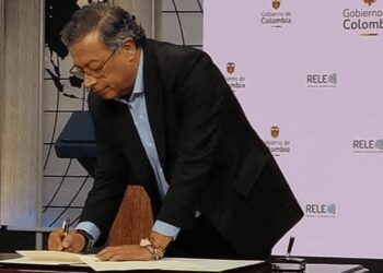 El Presidente Petro firma directiva para orientar la interacción entre funcionarios públicos y periodistas 