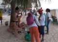 Turistas por descuido perdieron todas sus pertenencias y un operario del servicio de limpieza de playas las recuperó a la media noche y se las entregó al día siguiente. 