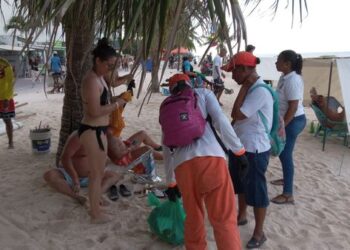 Turistas por descuido perdieron todas sus pertenencias y un operario del servicio de limpieza de playas las recuperó a la media noche y se las entregó al día siguiente. 