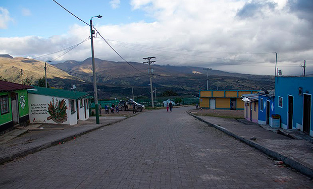Congresista llegó al sitio del Sumapaz donde las FARC vandalizó vehículos y llamó la atención a las autoridades para que impidan nuevas acciones armadas en las goteras de Bogotá 