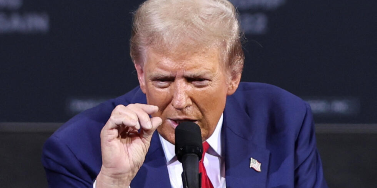 Expresidente Donald Trump lleva ayuda humanitaria a damnificados del huracán Helen en Estados Unidos  