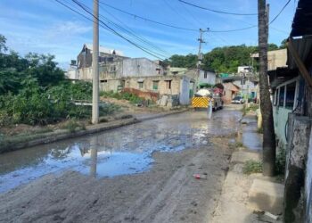 Retiran lodos dejados por las inundaciones y limpian canales de agua lluvia en Back Road 