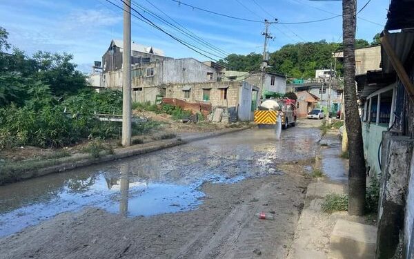 Retiran lodos dejados por las inundaciones y limpian canales de agua lluvia en Back Road