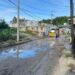 Retiran lodos dejados por las inundaciones y limpian canales de agua lluvia en Back Road 