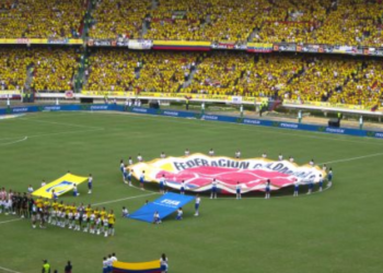 Barranquilla lo volvió a hacer en un partido de la Selección Colombia: el nuevo ‘corito celestial’ que nació en este estadio, volvió a retumbar en el metropolitano donde le cantaron al presidente el ya célebre «fuera Petro»