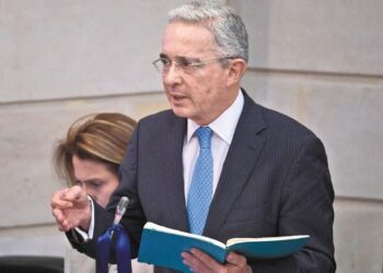 Expresidente Uribe denuncia mas de 76 mil archivos de diferencia en los pc y 61.350 diferentes en el celular del testigo Monsalve en su contra que la Fiscalía pretendió ocultar y que descubrieron sus peritos en la prueba espejo 