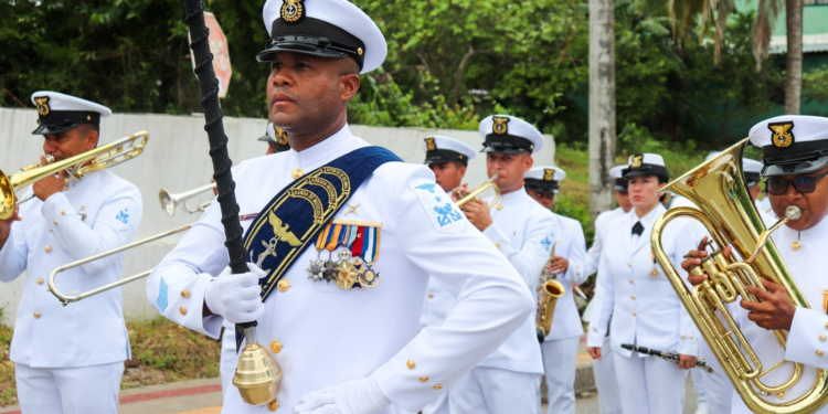 En San Andrés isla, marinos de Colombia engalanaron el desfile en conmemoración al día de la diversidad étnica y cultural