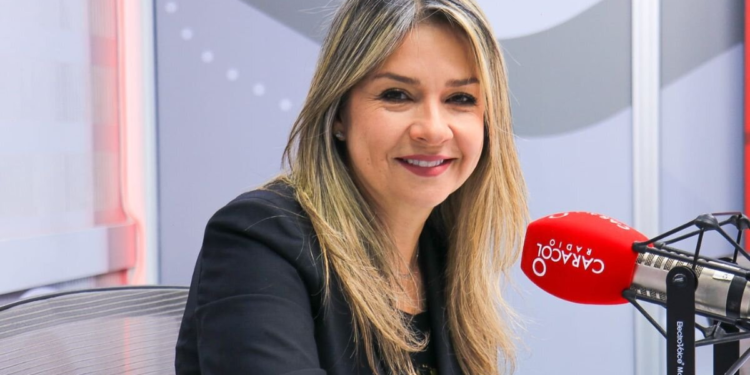Directora de Semana, Vicky Dávila acusó a la Fiscal General de trabajar para Petro y pretende identificar sus fuentes para entregarlas al Jefe de Estado.