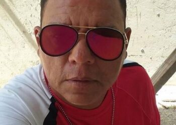 Hombre gravemente herido en accidente provocado por un cerdo que se le atravesó en la vía.