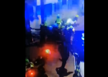 En el sector de Morris Landing, durante un procedimiento policial, jóvenes se enfrentaron a piedras con la Policía Nacional que respondió de igual forma.  
