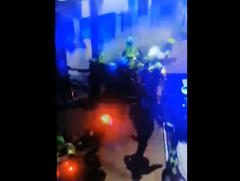 En el sector de Morris Landing, durante un procedimiento policial, jóvenes se enfrentaron a piedras con la Policía Nacional que respondió de igual forma.  