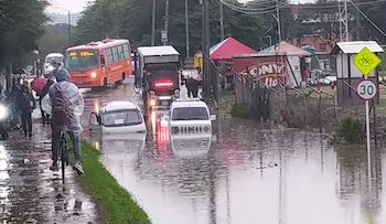 En Bogotá, grave emergencia por inundaciones en la autopista norte por intensas lluvias ha dejado el sistema público y privado de transporte inservible.  
