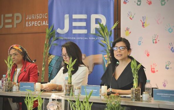 La JEP imputa a seis exintegrantes del secretariado de las FARC por crímenes de guerra de reclutamiento y utilización de niñas y niños y otros crímenes asociados
