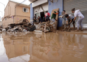 España sigue bajo el agua. Las intensas lluvias en Gerona, causan fuertes inundaciones que han arrastrado vehículos e inundado edificaciones 