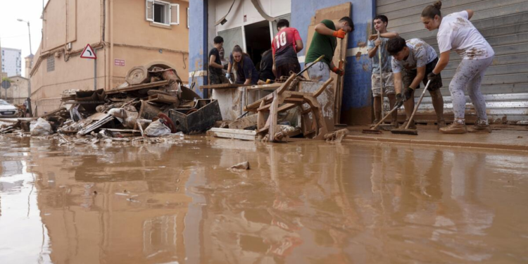 España sigue bajo el agua. Las intensas lluvias en Gerona, causan fuertes inundaciones que han arrastrado vehículos e inundado edificaciones 