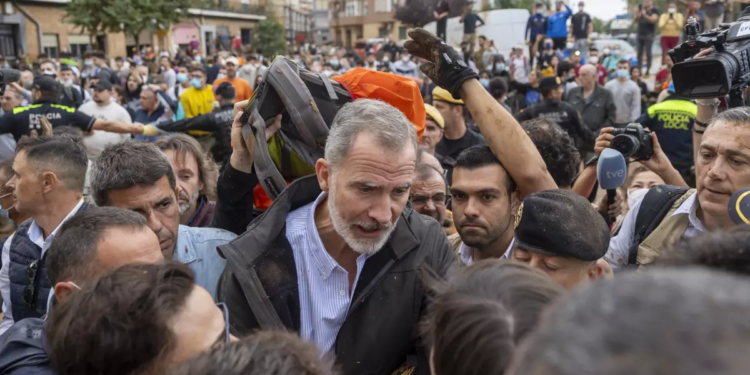 En España cuestionan severamente al gobierno por la demora en las ayudas y atención a las víctimas de la tormenta que arrasó Valencia