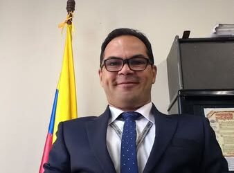 El ex juez penal de San Andrés que terminó investigado penalmente como juez civil de Bogotá, y huyendo de la misma justicia que antes aplicaba 