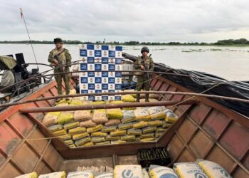 Armada de Colombia inmoviliza más de 100 toneladas de cemento 