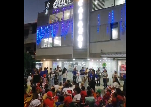 Gran novena de aguinaldo de Cajasai en la avenida Newball. 