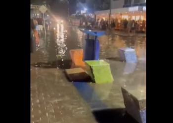 Alumbrado navideño sumergido: riesgo de descarga eléctrica para peatones frente a Hotel Dorado, peatonal de Sprath Bight. 
