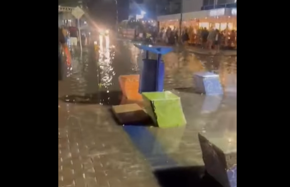 Alumbrado navideño sumergido: riesgo de descarga eléctrica para peatones frente a Hotel Dorado, peatonal de Sprath Bight. 