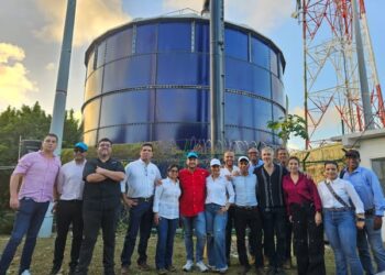 Viceministro de vivienda visita planta desalinizadora en Veolia aguas del Archipiélago 
