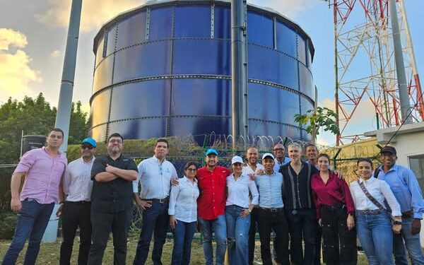 Viceministro de vivienda visita planta desalinizadora en Veolia aguas del Archipiélago 