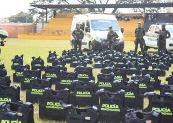 Denuncian que gobierno Petro compró más de 9.000 chalecos balísticos para la Policía a empresa sin certificación en Estados Unidos 