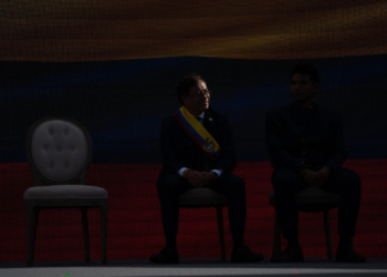 Inside Colombia’s Crisis Over Trump’s Deportations: los detalles de la crisis diplomática entre Colombia y Estados Unidos, y cómo personajes como Álvaro Uribe entraron en el panorama para buscar una solución.