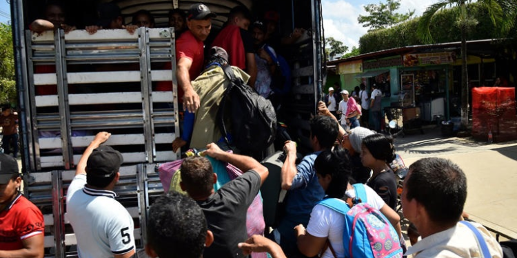 Acusan al gobierno Petro de crear una crisis explícita de orden público por no haber evitado el desplazamiento humanitario del Catatumbo pese a las alertas tempranas de la prensa y Defensoría del Pueblo 