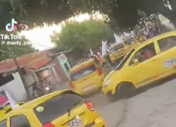 Taxistas voluntarios brindan solidaridad con la población desplazada del Catatumbo, especialmente de municipios como Tibú o El Tarra y portan banderas blancas de paz. 