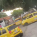 Taxistas voluntarios brindan solidaridad con la población desplazada del Catatumbo, especialmente de municipios como Tibú o El Tarra y portan banderas blancas de paz. 