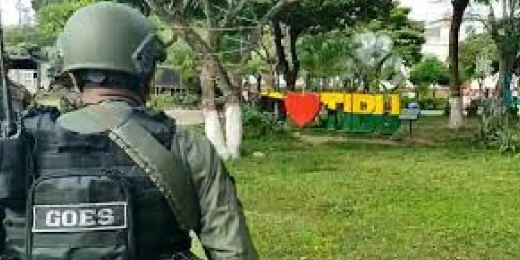Policía Nacional está trasladando cuerpos de civiles, incluidos menores de edad que han resultado víctimas de la cuenta guerra por el control del Catatumbo. 