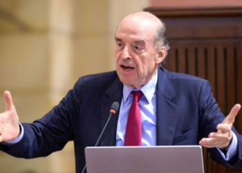 Excanciller Álvaro Leyva Durán asegura que lleva dos años viendo como se derrumba el gobierno de Petro. 