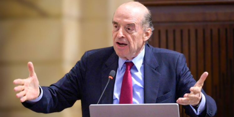 Excanciller Álvaro Leyva Durán asegura que lleva dos años viendo como se derrumba el gobierno de Petro.
