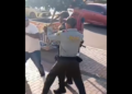 En Cartagena, agentes de policía y vendedores de planes turísticos se trenzaron en una pelea a puños. 