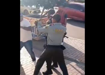 En Cartagena, agentes de policía y vendedores de planes turísticos se trenzaron en una pelea a puños. 