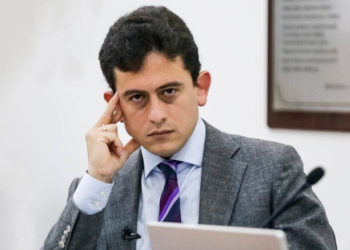 Ministro de Gustavo Petro denunció mas de 20 congresistas que le pidieron puestos en la DIAN. desde aliados del gobierno, el procurador, presidente del senado hasta opositores, fueron salpicados. 