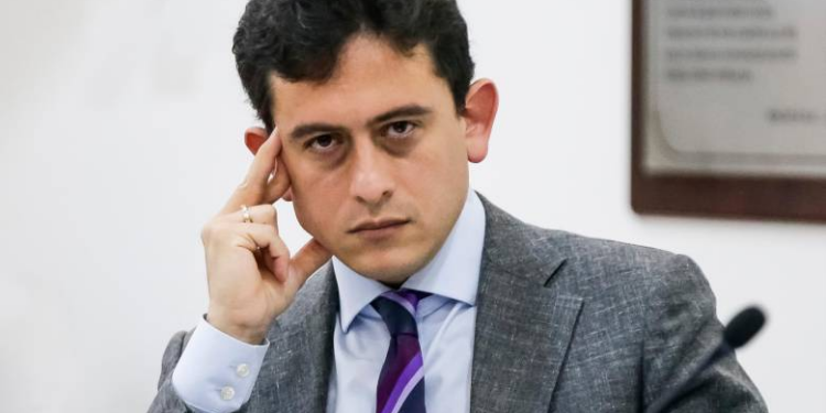 Ministro de Gustavo Petro denunció mas de 20 congresistas que le pidieron puestos en la DIAN. desde aliados del gobierno, el procurador, presidente del senado hasta opositores, fueron salpicados. 