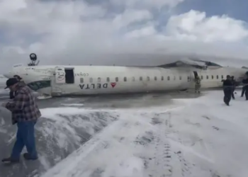 Así fue el accidente del avión de Delta Air al momento del aterrizaje en el aeropuerto de Toronto.