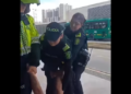 Ciudadanos denuncian maltrato policial contra una madre que fue separada de su hijo, tras colarse en una estación de Transmilenio