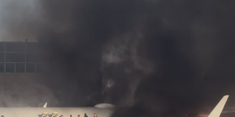 Avión se incendia en Estados Unidos con 178 pasajeros abordo