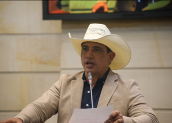 Pese a que tiene un criterio muy bien formado, petrismo en pleno cuestiona al Senador Alirio Barrera del Casaran por hundir reforma laboral.