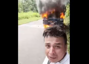 Conductor llora inconsolablemente luego que la guerrilla le prendiera fuego al vehículo que le daba sustento como transportista 